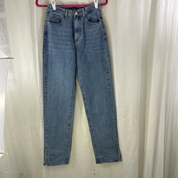 NEW WITH TAGS! Pretty Little Thing Light Blue Wash Long Leg Split Hem Jeans - Picture 2 of 16